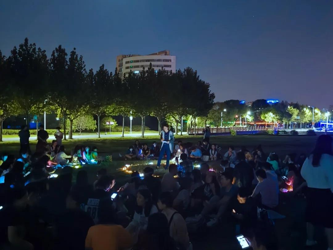 图片包含 户外, 人们, 街道, 一群 描述已自动生成