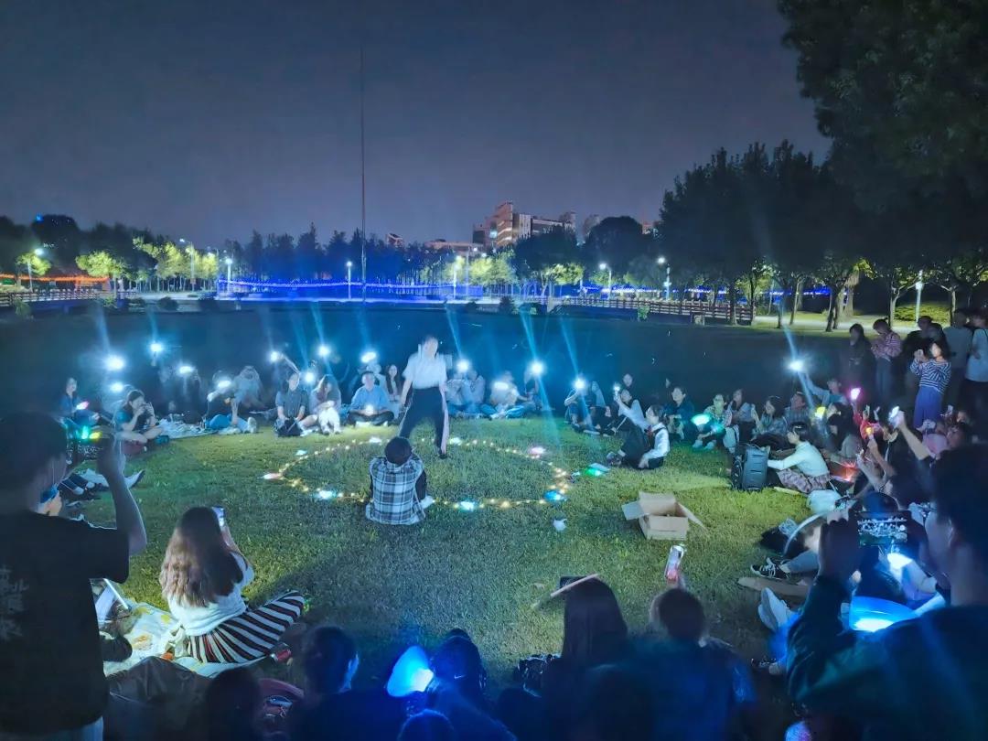 许多人在游泳 描述已自动生成