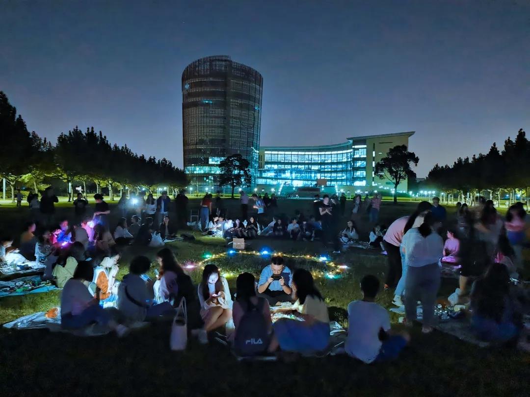 城市里有许多人 描述已自动生成