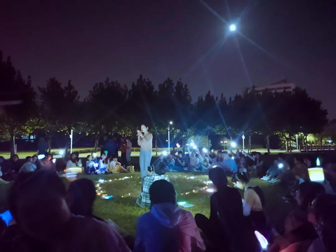 夜晚许多人在排队 描述已自动生成