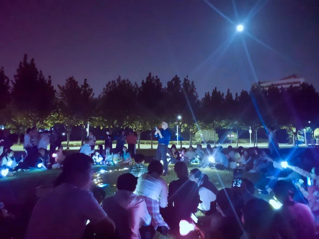 图片包含 人, 户外, 人们, 一群 描述已自动生成