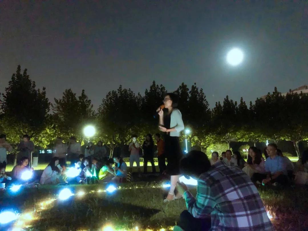 夜晚天空中有许多人 描述已自动生成