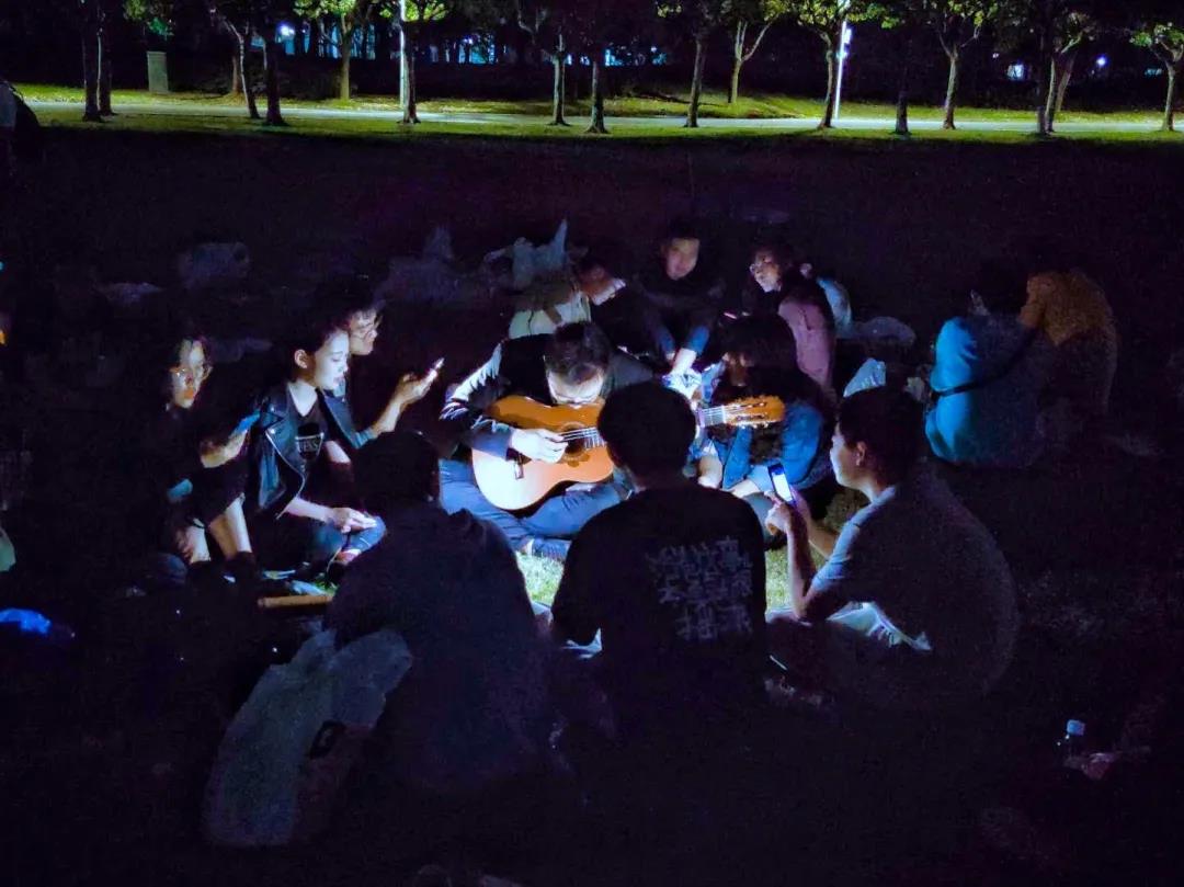 图片包含 人, 人们, 一群, 人群 描述已自动生成