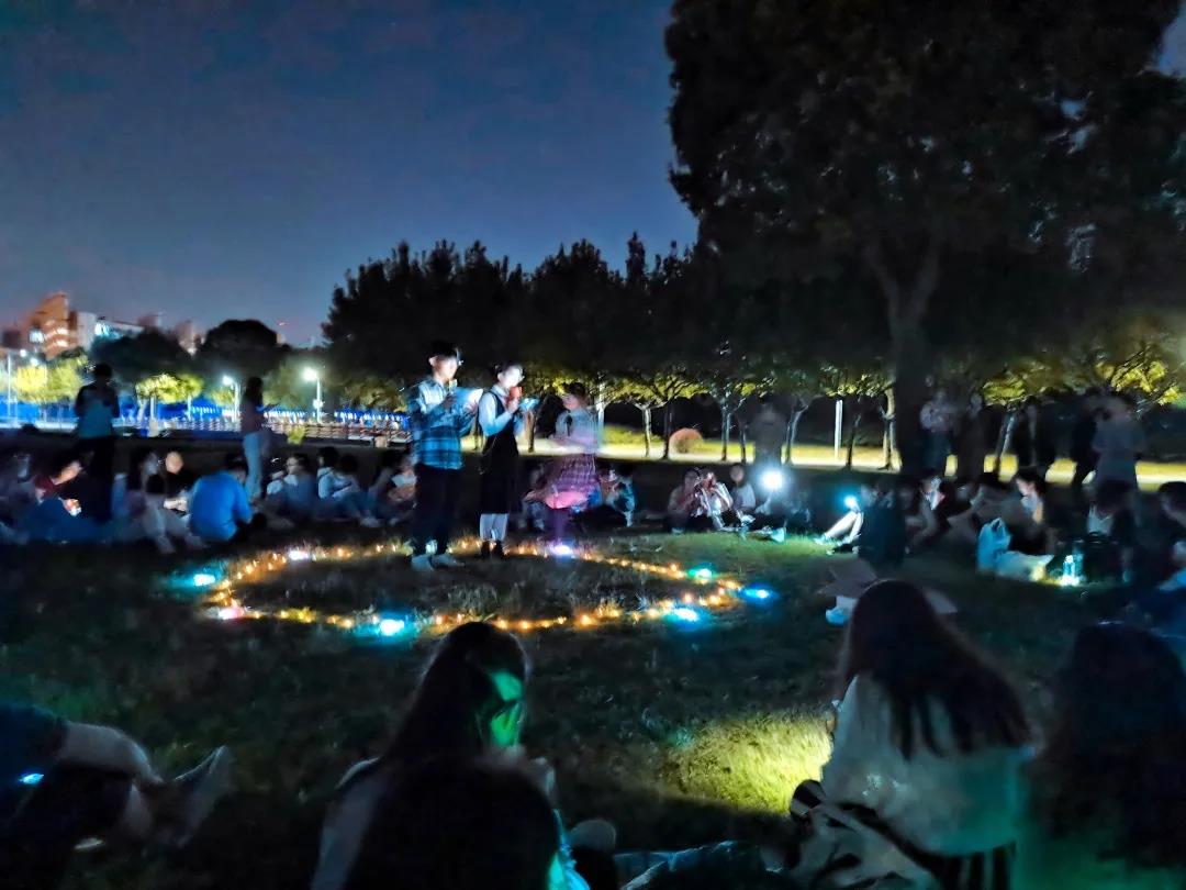 图片包含 户外, 人, 水, 人们 描述已自动生成