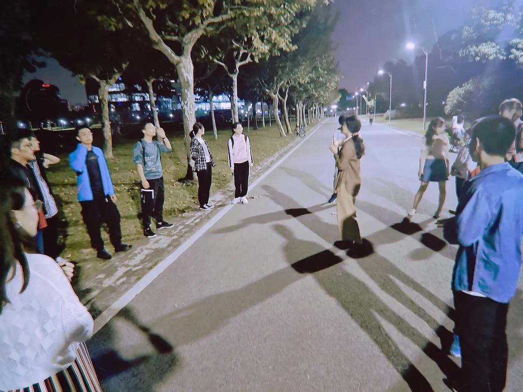 人们走在路上 描述已自动生成